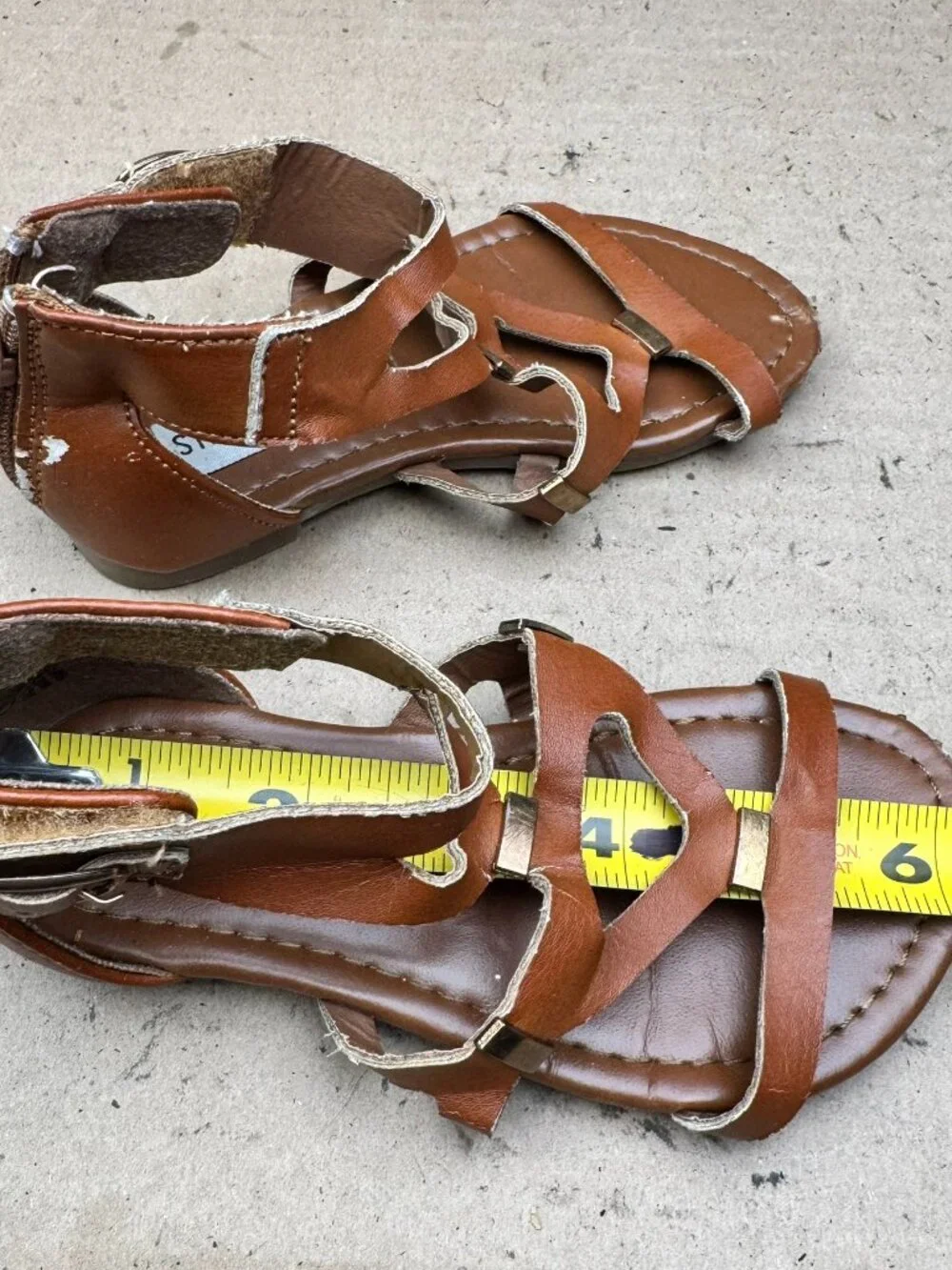 Steve Madden Girls Brown Gladiator Sandals Size 8 damage